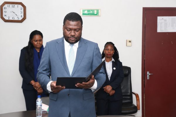 Afonso Mbata Madivadua Junior, na tomada de possa para Director da UCTT